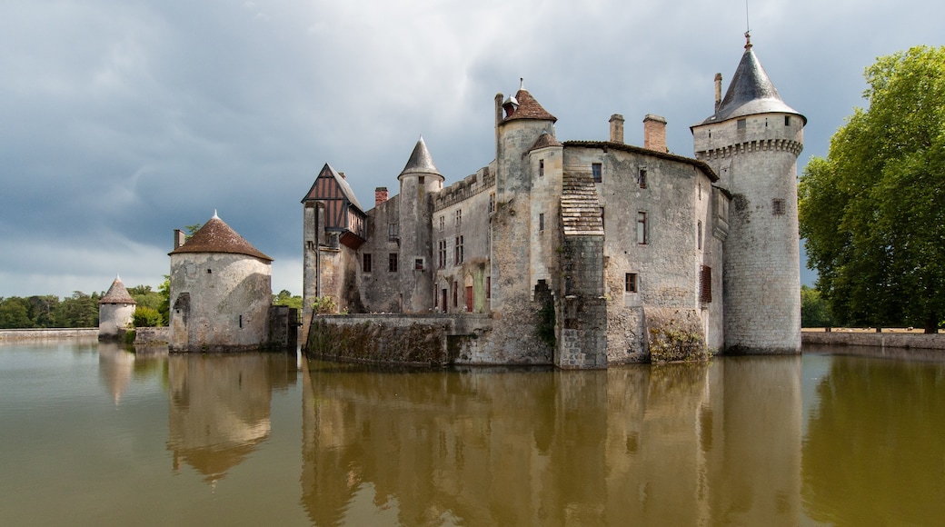 Foto "Château de La Brède" por Antonikon (page does not exist) (CC BY-SA) / Recortada de la original