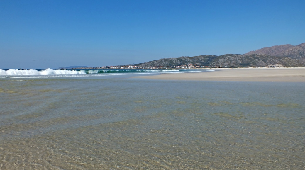 Foto „Strand von Carnota“ von amaianos (CC BY)/zugeschnittenes Original