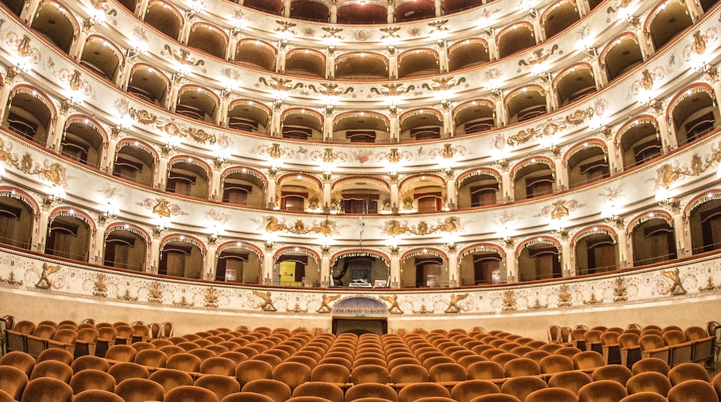 Foto „Teatro Comunale“ von Aowdnmp (page does not exist) (CC BY-SA)/zugeschnittenes Original