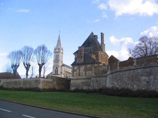 Vue de l'église et du porche du château de Dampierre-en-Burly