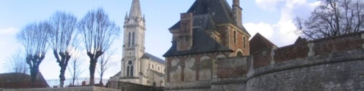 Photo "Vue de l'église et du porche du château de Dampierre-en-Burly" by Tos42 (Creative Commons Attribution-Share Alike 3.0) / Cropped from original