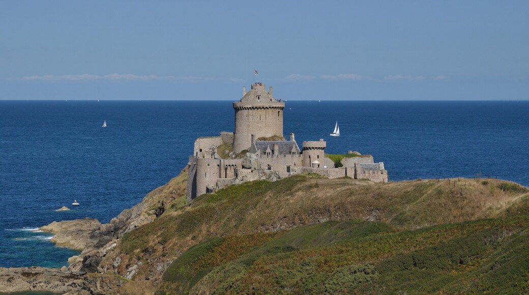 « Monument historique Fort-la-Latte», photo de Sullenski (page does not exist) (CC BY-SA) / rognée de l’originale