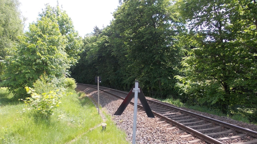 Photo "Blick entlang der Bahnstrecke Neukieritzsch–Chemnitz (KC / 6385) vom Bahnübergang km 47,596 "Hänflingsberg" in Burgstädt Richtung Chemnitz." by Kleeblatt187 (Creative Commons Attribution-Share Alike 4.0) / Cropped from original