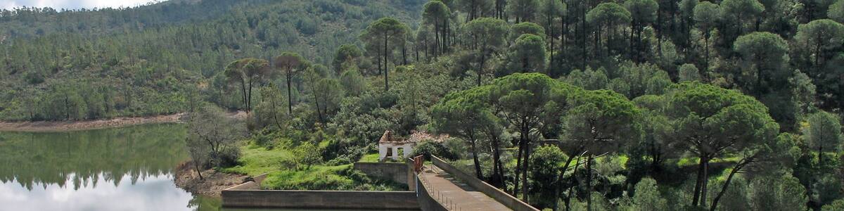 Photo "Campofrío dam and reservoir (Huelva, Spain)" by MJJR (Creative Commons Attribution 3.0) / Cropped from original