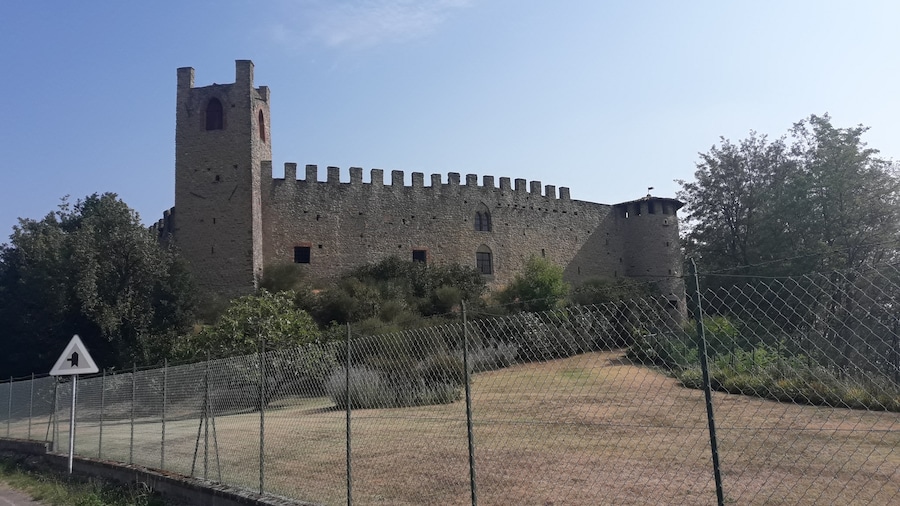 Photo "Castle of Magnano, municipalty of Carpaneto Piacentino, Piacenza, Italy" by Mattia94raggio (page does not exist) (Creative Commons Attribution-Share Alike 4.0) / Cropped from original