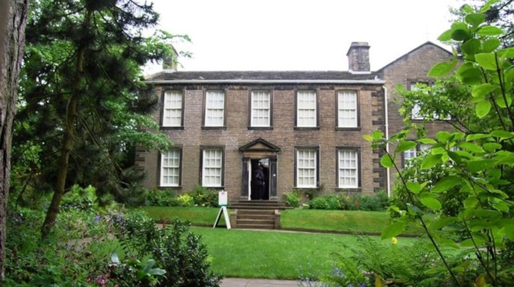 Foto „Brontë Parsonage Museum“ von SMJ (CC BY-SA)/zugeschnittenes Original