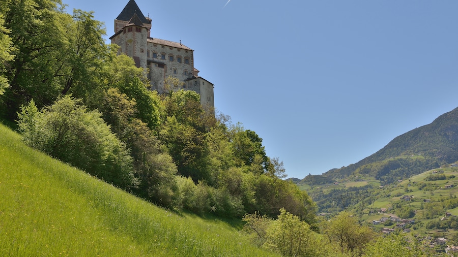 Photo "The castle Trostburg in Waidbruck, South Tyrol - North face" by Moroder (Creative Commons Attribution-Share Alike 3.0) / Cropped from original