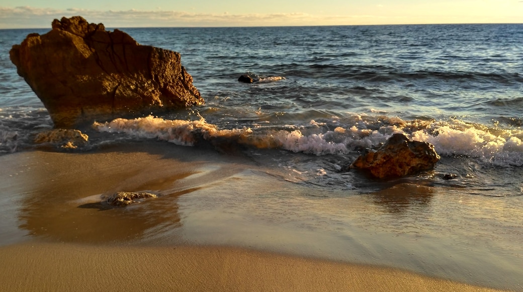 Foto „Strand von Binigaus“ von Sandro3coma14 (page does not exist) (CC BY-SA)/zugeschnittenes Original