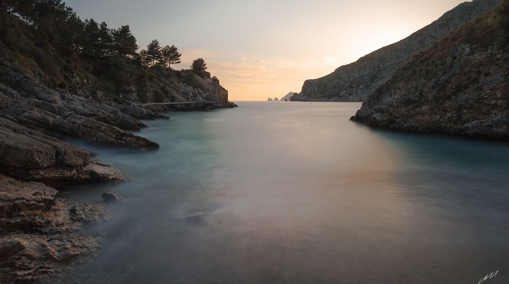 Foto "Playa de Baia di Ieranto" por Vincenzo La Montagna (CC BY) / Recortada de la original