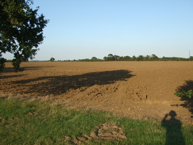 View over ploughed field I make a shadow appearance in this field which makes up quite a lot of this grid square.