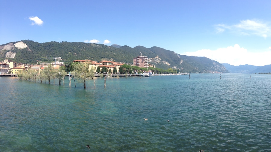 Photo "Panorama of Lake Iseo from Sarnico, Italy" by Philip Mallis (Creative Commons Attribution-Share Alike 2.0) / Cropped from original