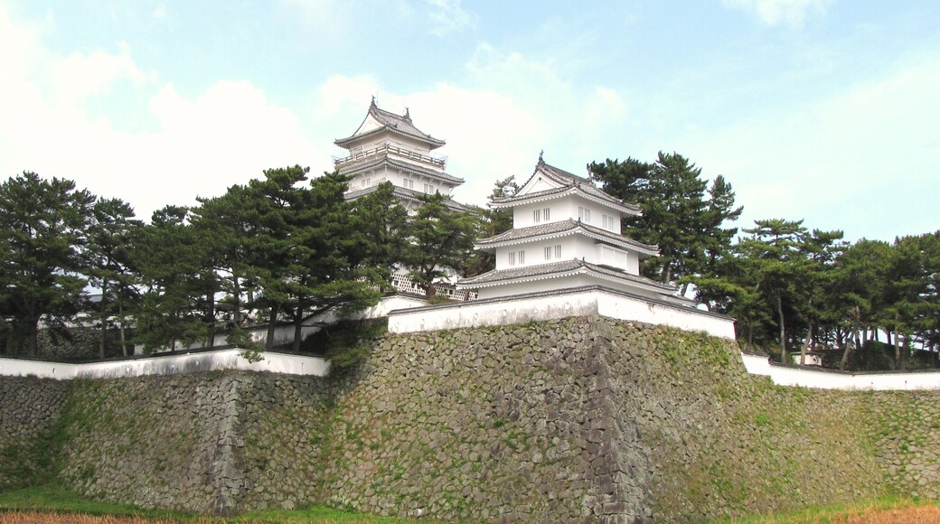 Photo "Shimabara Castle" by Yoshio Kohara (CC BY) / Cropped from original