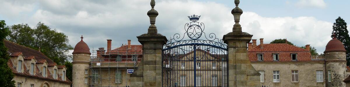 Photo "Le château de Parentignat, Puy-de-Dôme, France." by Père Igor (Creative Commons Attribution-Share Alike 3.0) / Cropped from original