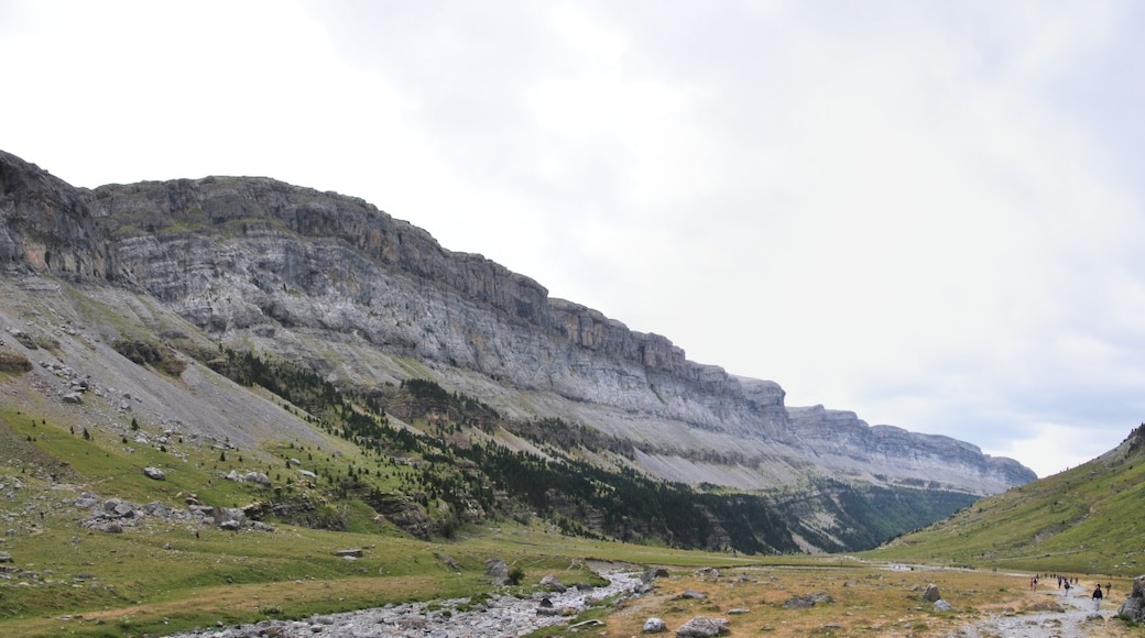 Kuva ”Valle de Ordesan laakso” käyttäjältä diego_cue (CC BY-SA) / rajattu alkuperäisestä kuvasta