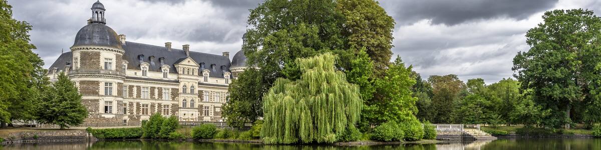 Photo "This building is indexed in the Base Mérimée, a database of architectural heritage maintained by the French Ministry of Culture, under the reference PA00109270 ." by Air'L (page does not exist) (Creative Commons Attribution-Share Alike 4.0) / Cropped from original