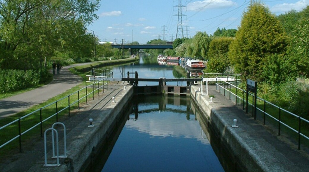 Photo "Enfield Lock" by Stephen Dawson (CC BY-SA) / Cropped from original