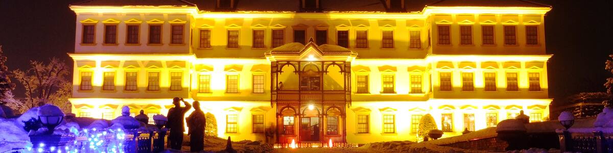 Photo "クリスマスを前にライトアップされた小坂鉱山事務所(秋田県鹿角郡小坂町)。小坂鉱山事務所が位置する明治百年通りを会場に、小坂クリスマスマーケットが開かれる。" by 掬茶 (Creative Commons Attribution-Share Alike 4.0) / Cropped from original