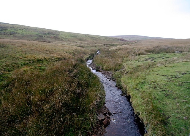 Roe Beck Roe Beck gathers its waters on Arkengarthdale Moor and flows east into the River Arkle. At this point it passes under the main road, just next to the track to Park Head.