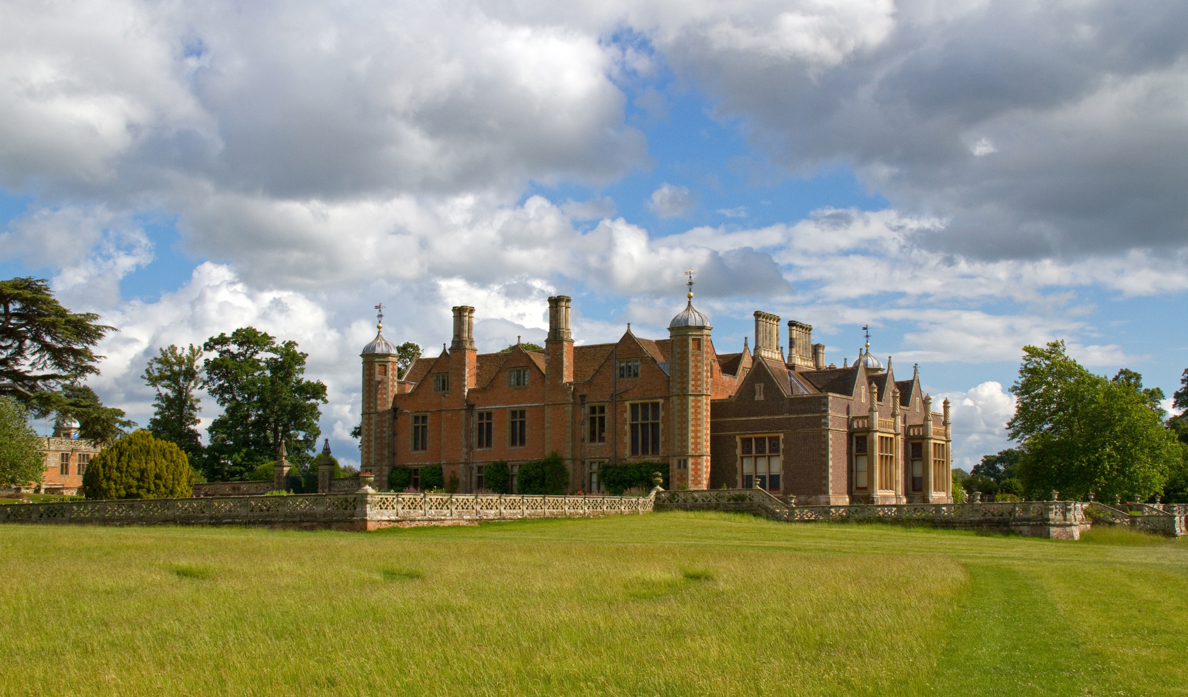 is charlecote park dog friendly