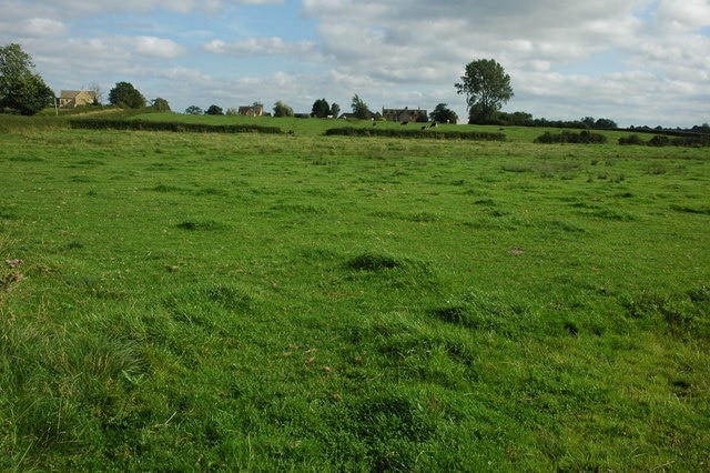 Evenlode Grounds Farm View across pasture land towards Evenlode Grounds Farm.