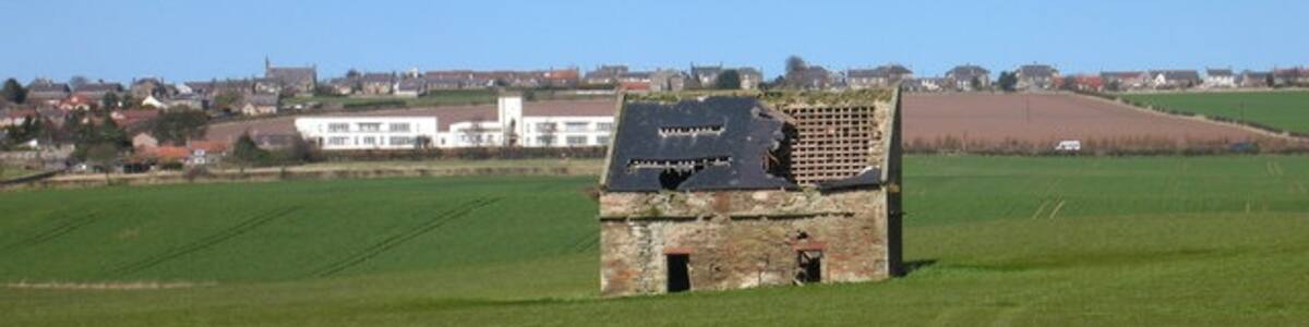 Photo "Whitehall Dovecote Lectern dovecote in bad state of repair. On Whitehall Estate near Chirnside." by Lisa Jarvis (Creative Commons Attribution-Share Alike 2.0) / Cropped from original