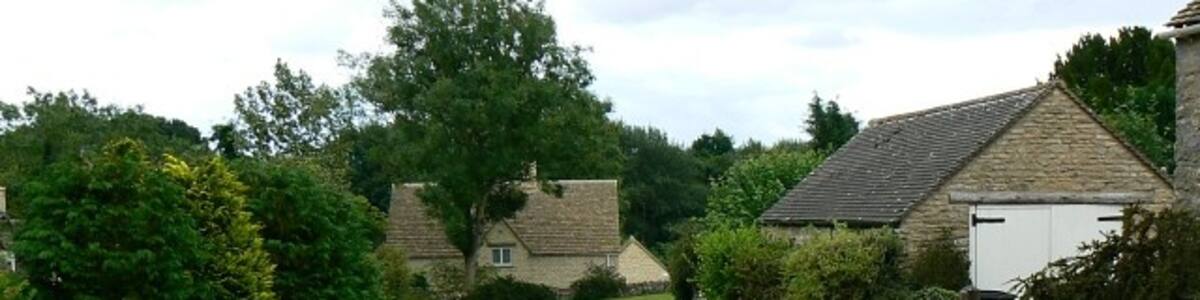 Photo "Road junction, Duntisbourne Abbots This is a view to the south-east into the village. The viewpoint is the southern tip of a small triangle of grass between three roads." by Brian Robert Marshall (Creative Commons Attribution-Share Alike 2.0) / Cropped from original