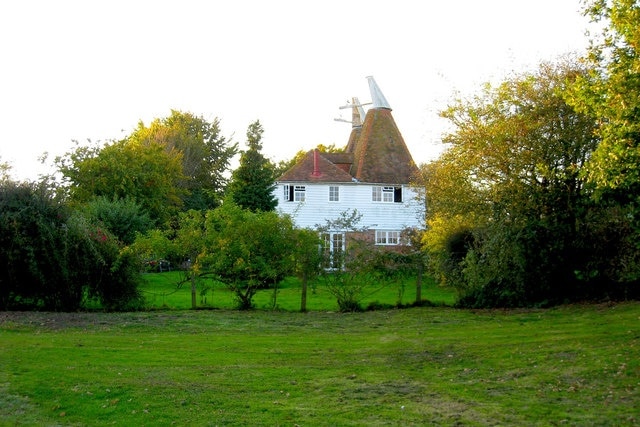 Lower Murgie Oast, Mounts Lane, Rolvenden, Kent Twin square kiln oast house, converted to a dwelling in 1979. Upper kiln walls now clad in weatherboard. Grade II listed http://www.imagesofengland.org.uk/details/default.aspx?id=180388