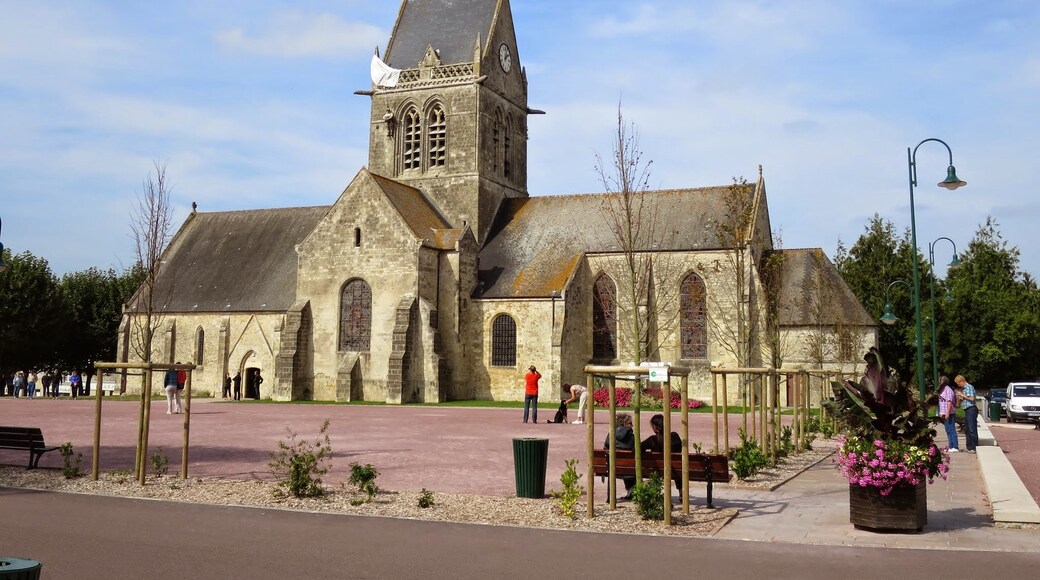 « Église de Sainte-Mère-Église», photo de Art Anderson (CC BY-SA) / rognée de l’originale