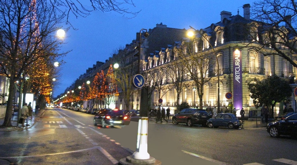 Foto “Avenue Montaigne” tomada por charles lecompte (CC BY-SA); recorte de la original