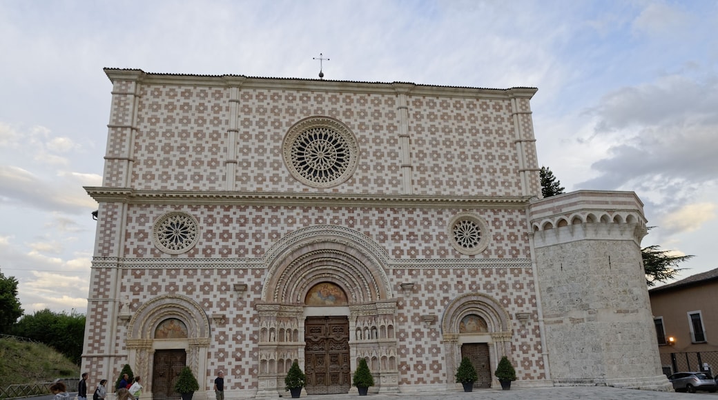 Photo "Church of Santa Maria di Collemaggio" by Ra Boe / Wikipedia (CC BY-SA) / Cropped from original