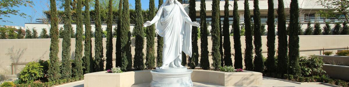 Photo "Open House at the Paris France Temple in Le Chesnay, France." by Lionel Allorge (Creative Commons Attribution-Share Alike 3.0) / Cropped from original