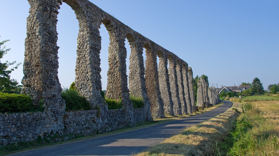 Photo "L'aqueduc gallo-romain de Luynes. 47°23'51"N 0°34'07"E L'aqueduc est le seul vestige de l'antique cité de Malliacum. Alimenté par la source dite de La Pinnoire, l'édifice, dont il ne subsiste que 44 piles sur 90 au total, est construit sur un mur continu. La hauteur moyenne des piles est de 8,90 m de la base à la clef ; celles-ci sont en petit appareil sans chaînage de briques (opus incertum). L'intérieur est constitué par un blocage en béton, mortier et pierres ; dans les cintres sont disposées des briques plates et rougeâtres de 32 cm de long, 22 cm de large et 3 cm d'épaisseur. L'édifice aboutit au lieu-dit le Prieuré de Saint-Venant. Un mur subsiste à proximité, pouvant faire penser à des vestiges de thermes. La pente moyenne est de 1,64 m par km, la longueur de l'édifice étant de 1 825 m. (Michel laurencin, in Revue archéologique du Centre de la France. Tome 6, fascicule 3, 1967. pp. 195-204.) www.persee.fr/web/revues/home/prescript/article/racf_0035... The aqueduct is the only remnant of the ancient city of Malliacum. Fed by the source called The Pinnoire the edifice which there remain only 44 batteries 90 in total, is built on a continuous wall. The average stack height is 8.90 m from the base key, these are small device without chaining bricks (crazy paving). The interior is is a blockage in concrete, mortar and stones in the arches are arranged in flat and reddish brick 32 cm long, 22 cm wide and 3 cm thick. The edifice ends at a place called the Priory of Saint-Venant. Wall remains nearby, can make you think has the remains of baths. The average slope is 1.64 m per km, the length of the edifice being 1 825 m." by Daniel Jolivet (Creative Commons Attribution 2.0) / Cropped from original
