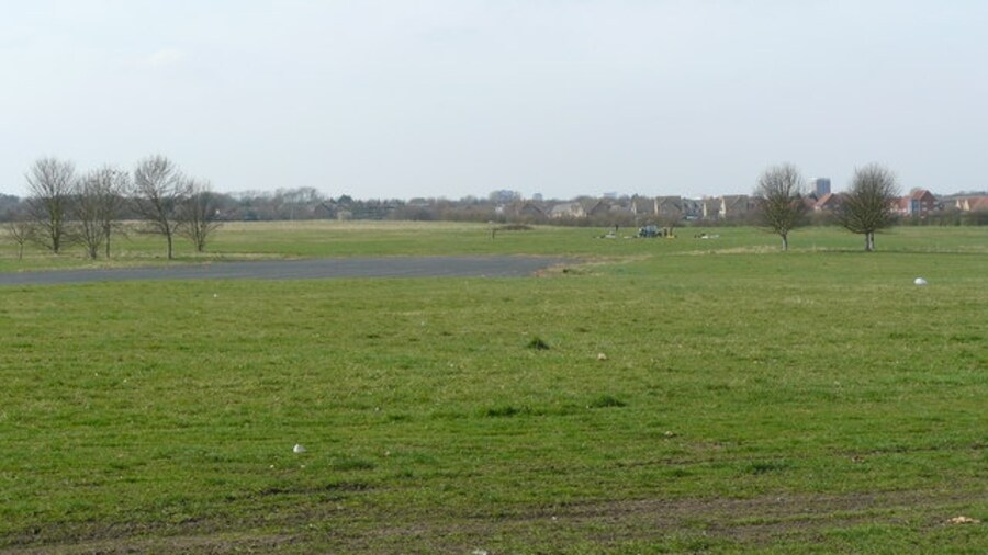 Photo "Croydon Airport This is the most southerly part of the former airfield, and this view is to the north-west. The tarmac of the perimeter road can be seen in this photograph." by Peter Trimming (Creative Commons Attribution-Share Alike 2.0) / Cropped from original