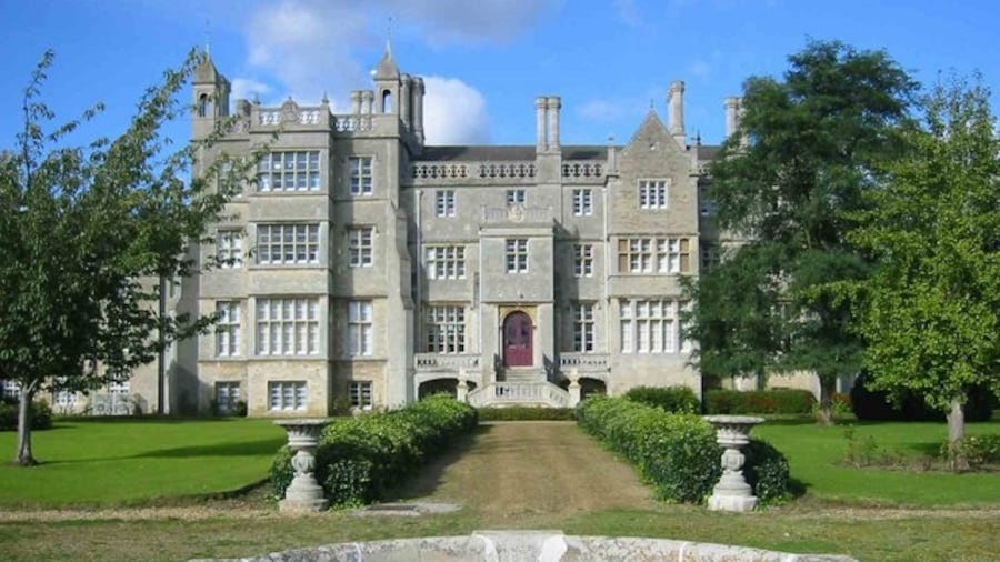 Photo "Ramsey Abbey School, Ramsey, Cambridgeshire (formerly Huntingdonshire)" by Chris Stafford (Creative Commons Attribution-Share Alike 2.0) / Cropped from original