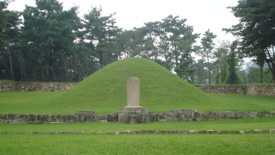 Photo "Tomb of King Suro's queen: Heo Hwang-ok Located in Gimhae, South Korea" by Luccas (Creative Commons Attribution-Share Alike 3.0) / Cropped from original