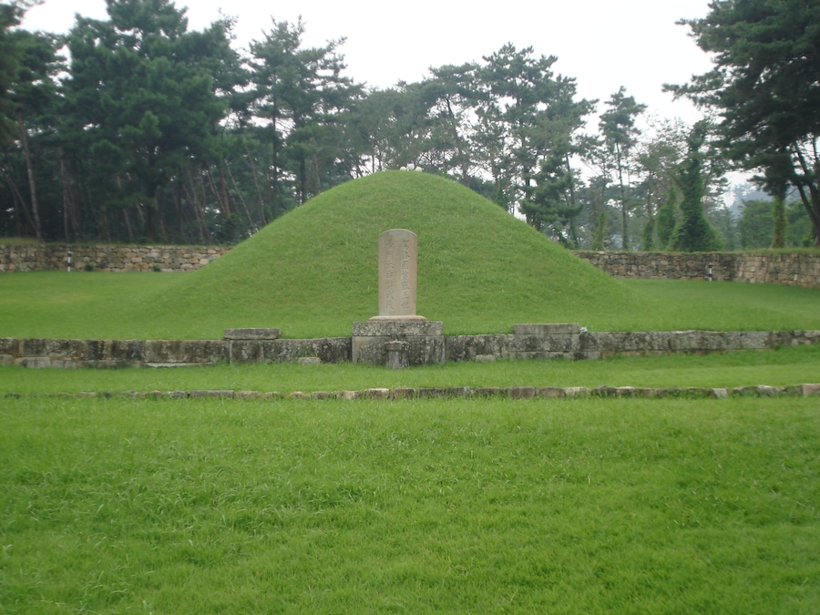 Tomb of King Suro's queen: Heo Hwang-ok Located in Gimhae, South Korea