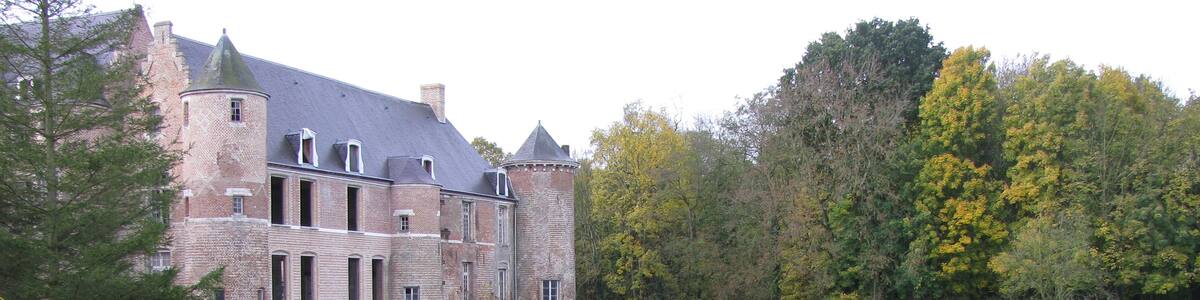 Photo "Esquelbecq, Castle" by Donarreiskoffer (Creative Commons Attribution 3.0) / Cropped from original