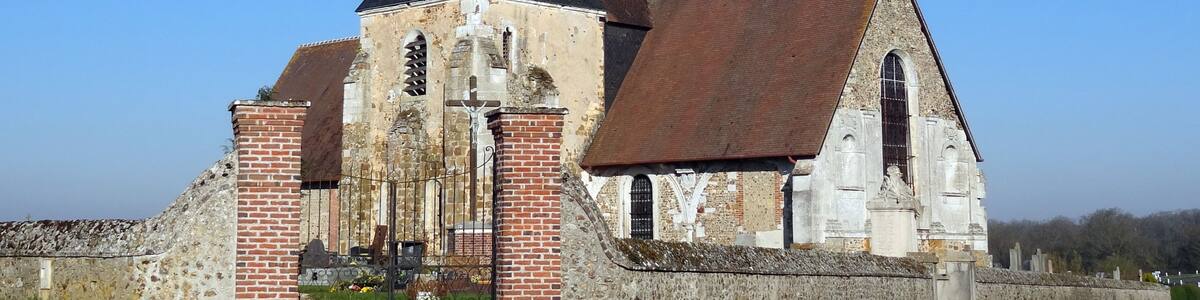 Photo "Eglise Saint Martin, entrée et cimetière." by X-Javier (Creative Commons Attribution-Share Alike 4.0) / Cropped from original