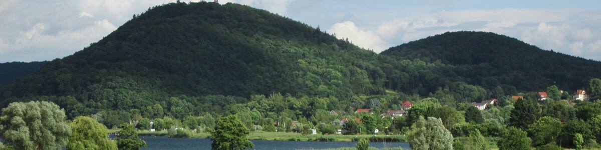 Photo "Der große Leuchtberg mit dem Bismarckturm und der kleine Leuchtberg - Eschwege" by Gunther Falchner (Creative Commons Attribution-Share Alike 3.0) / Cropped from original