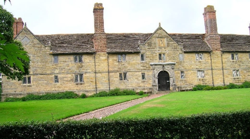 Photo "Sackville College" by Simon Carey (CC BY-SA) / Cropped from original