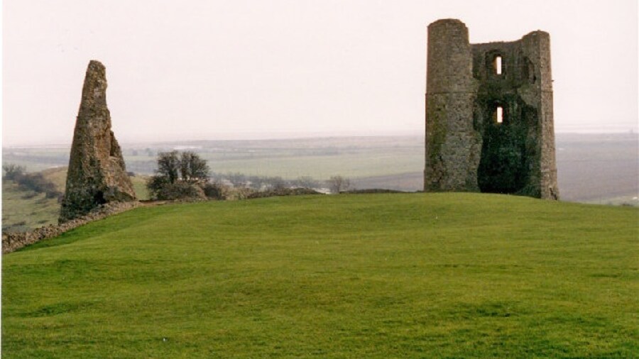 Photo "Hadleigh Castle (remains)" by Steven Muster (Creative Commons Attribution-Share Alike 2.0) / Cropped from original