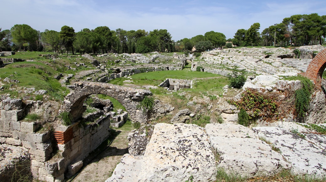 Foto "Amfiteater Romawi Siracusa" oleh Carlo Pelagalli (CC BY-SA) / Dipotong dari foto asli