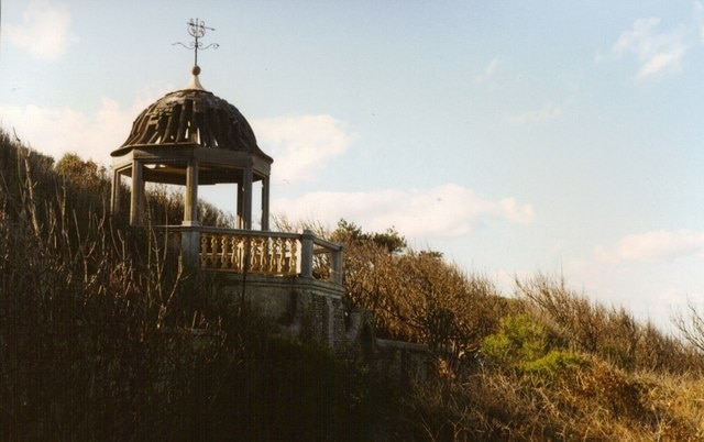 Dilapidated dome, Sizewell Hall. This is the state the structure was in back in 1995. The refurbished state is shown in 1186436.