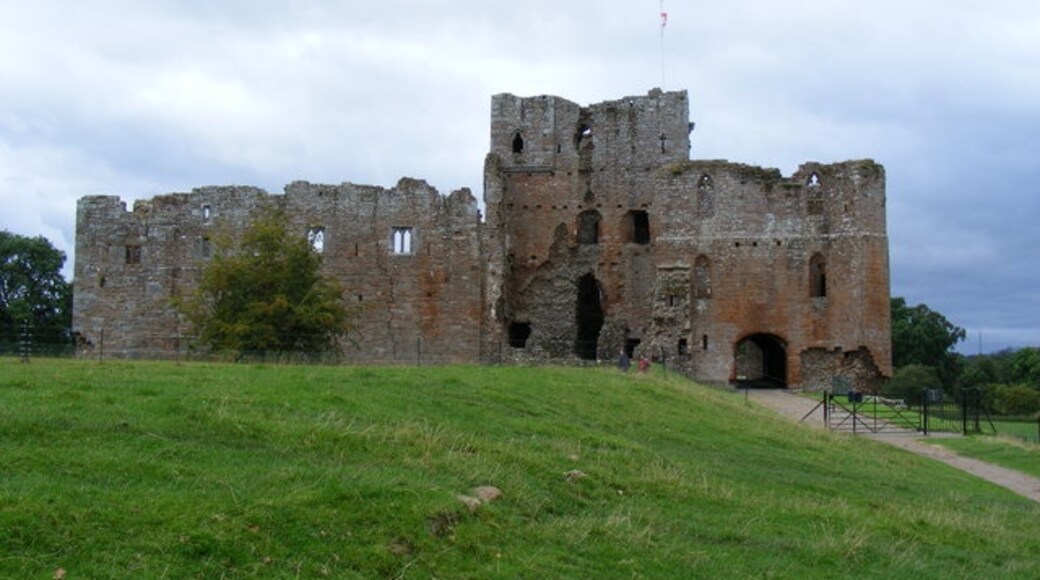 Photo "Brougham Castle" by Paul Farmer (CC BY-SA) / Cropped from original