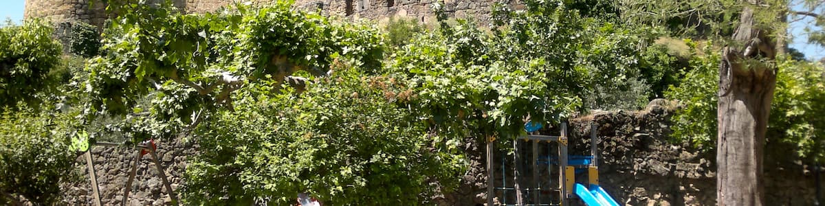 Photo "Castillo de Mombeltrán" by Jonatan MV (Creative Commons Attribution 3.0) / Cropped from original