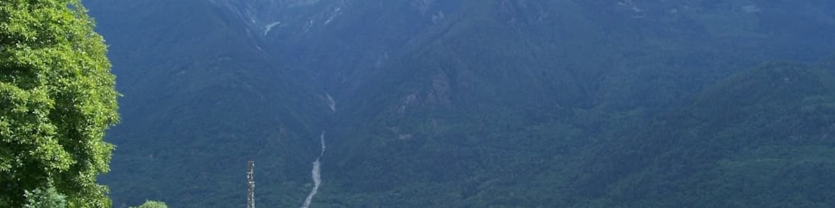 Photo "Rino, Sonico, Val Camonica" by Luca Giarelli (Creative Commons Attribution-Share Alike 3.0) / Cropped from original