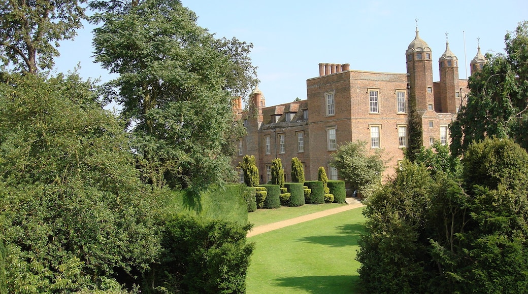 Photo "Melford Hall" by Mariatnt (page does not exist) (CC BY-SA) / Cropped from original