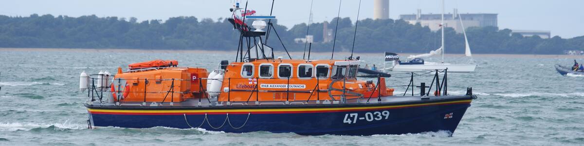 Photo "The Calshot Tyne-class lifeboat RNLB Alexander Coutanche (ON 1157)" by Peter Trimming (Creative Commons Attribution-Share Alike 2.0) / Cropped from original