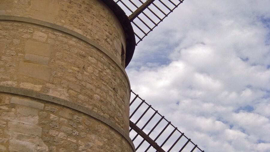 Photo "Moulin de la Tour, Ivry-sur-Seine, Val-de-Marne, France." by Poulpy (Creative Commons Attribution-Share Alike 3.0) / Cropped from original