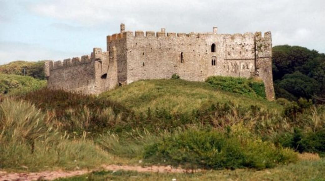 Photo "Manorbier Castle" by Paul Allison (CC BY-SA) / Cropped from original